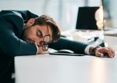 چرا برخی افراد همیشه خسته هستند یا احساس خستگی دارند؟