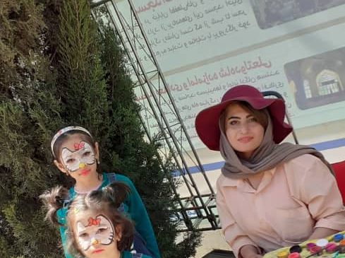 استقبال گروه هنری میگ میگ با گریم کودک در گذر حافظیه و باغ ملی شیراز از مسافران نوروزی