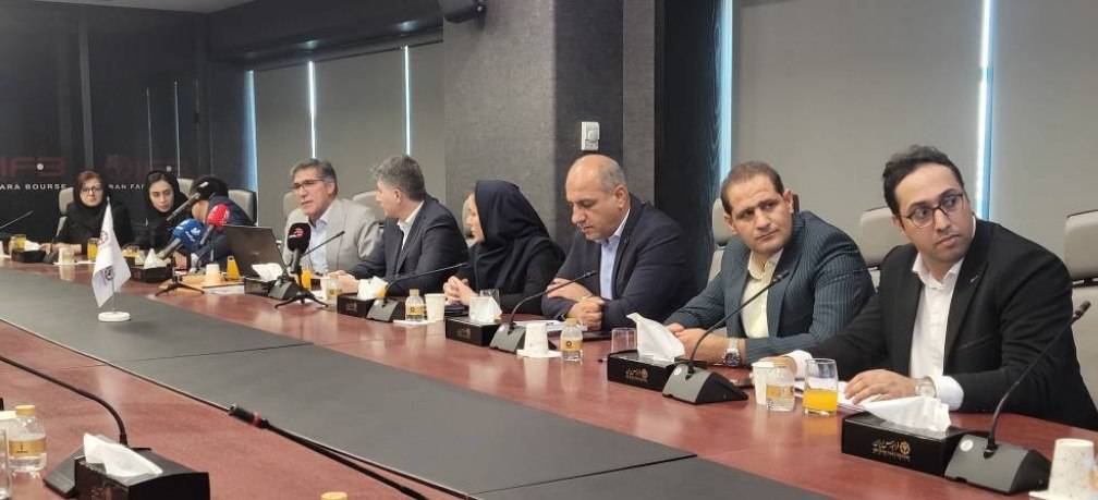 طاهرنژاد در اولین نشست خبری مراسم معارفه گروه صنعتی‌ و معدنی سیمان تجارت مهریز: ۹۵ درصد مواد اولیه مورد نیاز سیمان تجارت مهریز از منابع داخلی تأمین می‌شود