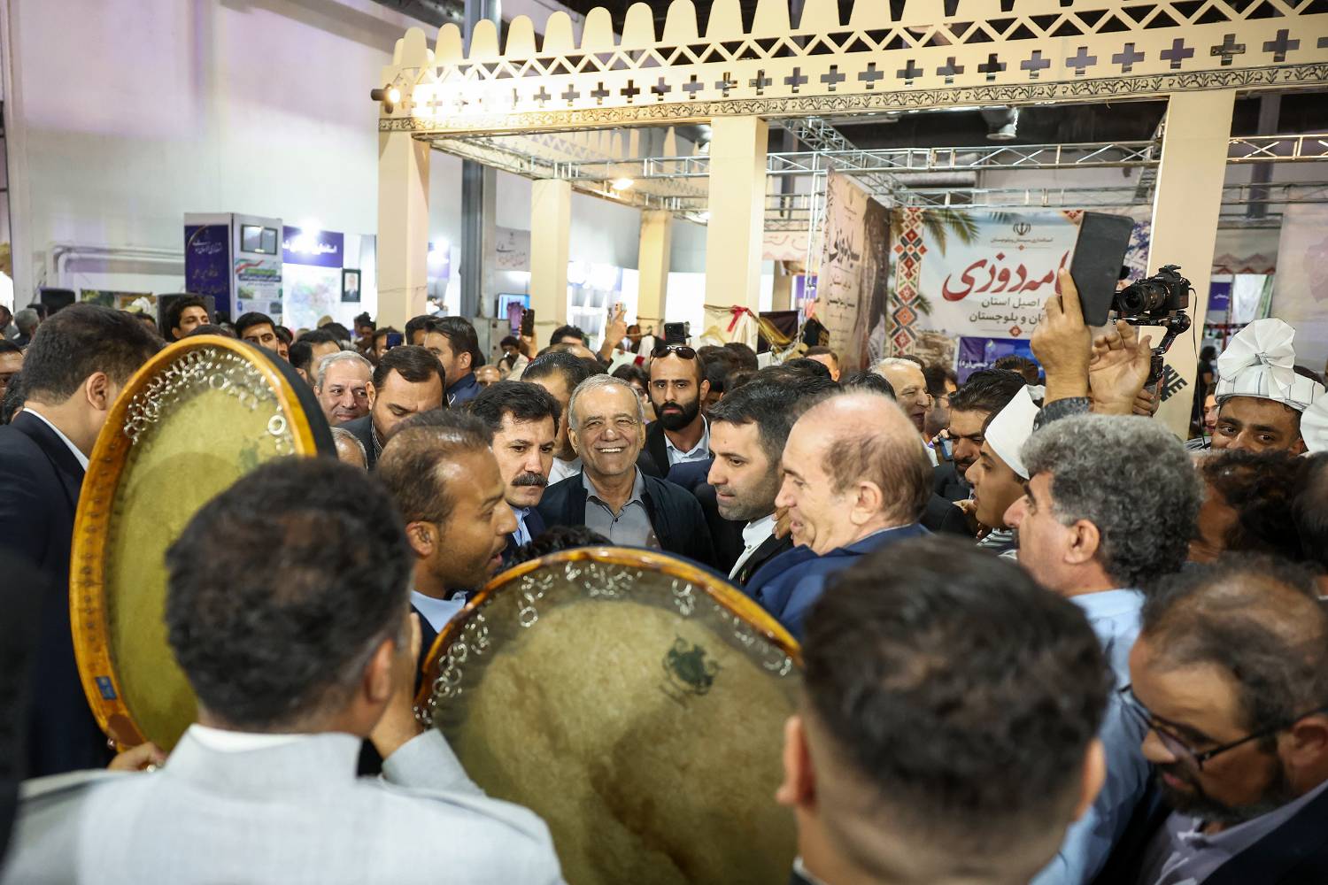 دکتر پزشکیان از نمایشگاه توانمندی‌های روستایی و عشایری ایران بازدید کردند