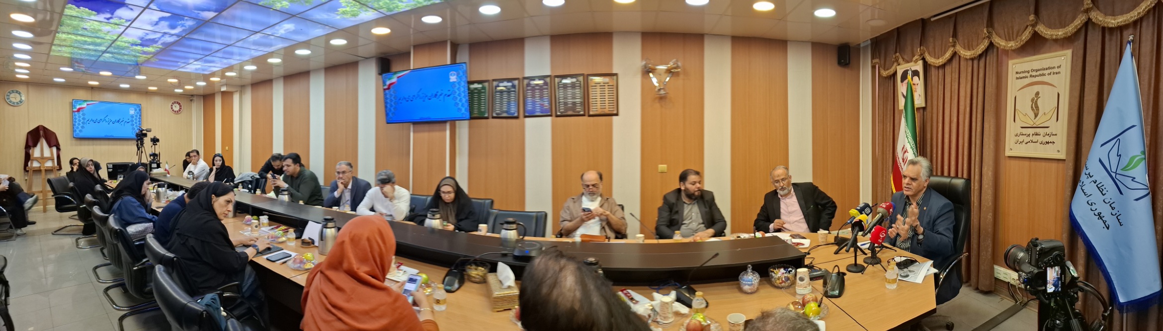 دکتر نجاتیان در نشست خبری به مناسبت روز پرستار: نظام سلامت به قدر کافی شفافیت مخصوصا در حوزه مالی ندارد